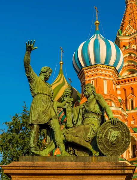 Пам'ятник міну і Пожарському перед Василівським собором, червоною площею, Москва, Росія — стокове фото