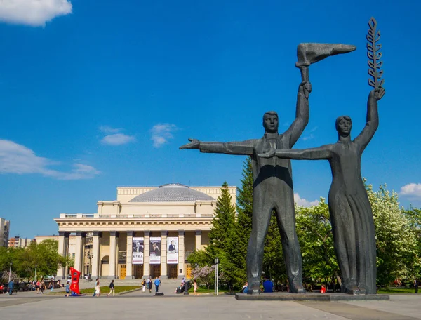 Teatro Académico Estatal de Ópera y Ballet, Novosibirsk, Siberia, Rusia — Foto de Stock