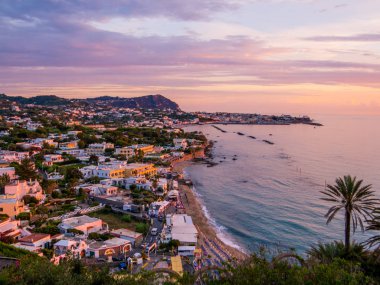 Forio üzerinde gün batımı, Ischia Adası, İtalya 