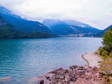 Molveno Gölü (İtalyanca: Lago di Molveno), Dolomites, İtalya 