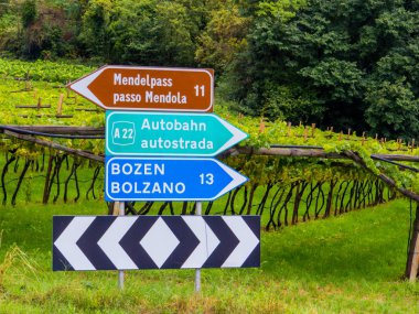 Bolzano yakınlarındaki iki dilli işaretler, İtalya 