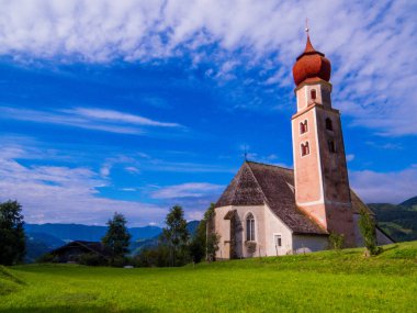 Sant'Osvaldo Kilisesi (St. Oswald), Castelrotto (Kastelruth), Dolomites, Kuzey İtalya 