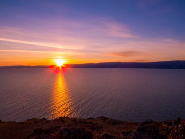 Olkhon Adası'nda gün batımı, Baykal Gölü, Sibirya, Rusya Federasyonu 