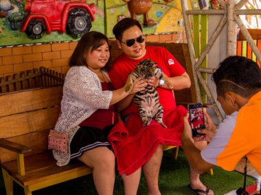 Bebek Tiger ile fotoğraf 