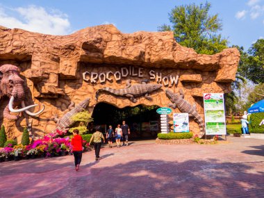 Timsah Göster Sriracha Tiger Hayvanat Bahçesi, Chonburi, Pattaya, Tayland 