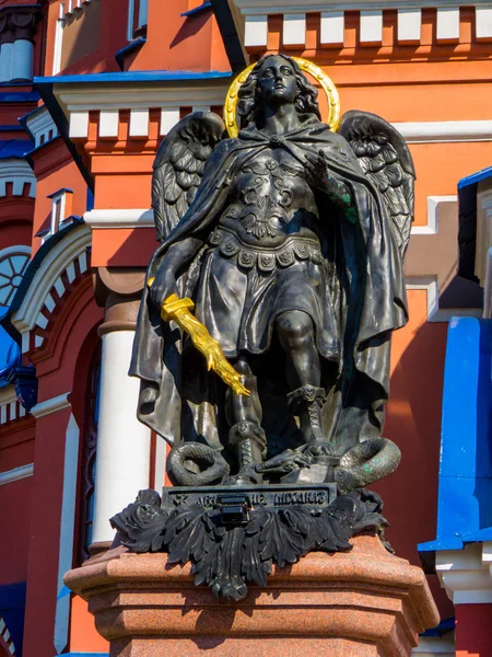 Памятник Ангелу, Казанский храм, Иркутск, Сибирь, Россия — стоковое фото