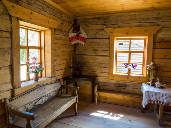 Casa tradicional de madera siberiana, Museo Arquitectónico-Etnográfico Taltsy, Irkutsk, Siberia, Rusia — Foto de Stock