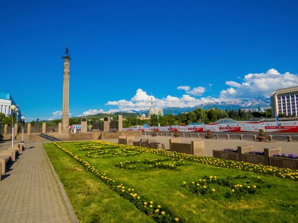 Monumento a la Independencia, Plaza de la República, Almaty, Kazajstán — Foto de Stock