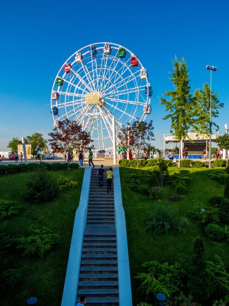 Grande roue sur la colline Kok-Tobe, Almaty, Kazakhstan — Photo