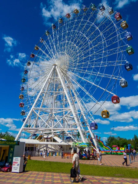 Чортове колесо, центр розваг Duman, Нур-Султан (Астана), Казахстан — стокове фото