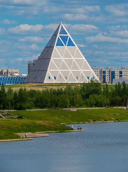 Palacio de la Paz y la Reconciliación, Parque Presidencial, Nur-Sultan (Astana), Kazajstán — Foto de Stock