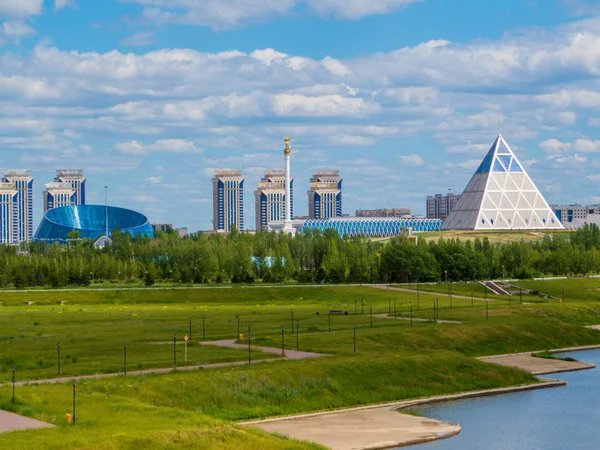 Palác míru a usmíření, prezidentský Park, Astana (Nur-sultán), Kazachstán — Stock fotografie