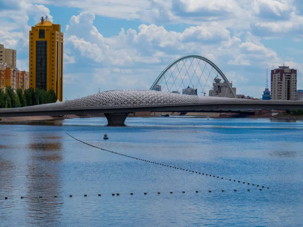 Kazakistan'ın Nur-Sultan şehrinde Kihim Nehri'nin karşısındaki Atyrau Köprüsü 