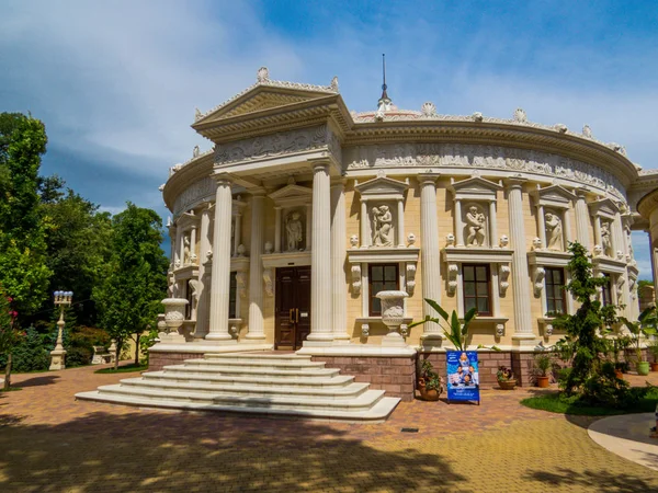 Teatro no Parque Velho, Kabardinka, Rússia — Fotografia de Stock