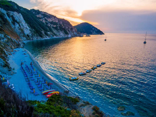Solnedgång över Sansone Beach på ön Elba, Italien — Stockfoto