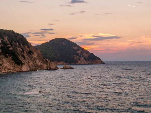 Puesta de sol sobre la playa de Sansone en la isla de Elba, Italia — Foto de Stock