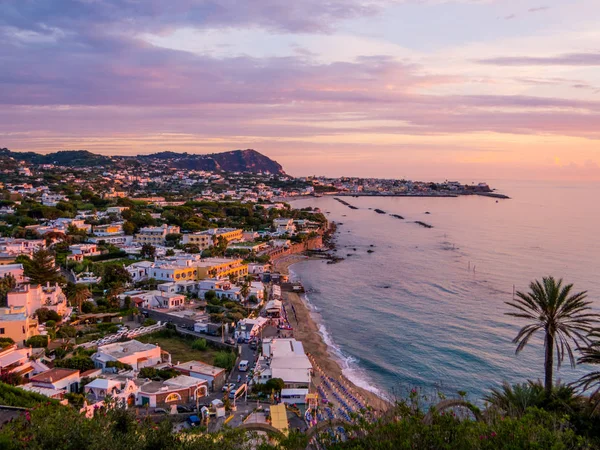 Západ slunce nad Forio, ostrov Ischia, Itálie — Stock fotografie