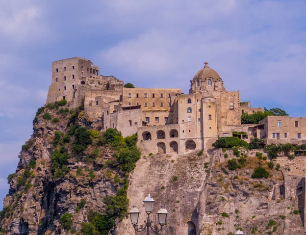 Арагонский замок, остров Искья, Италия — стоковое фото