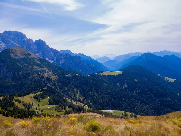 Paragliding i Dolomiterna, norra Italien — Stockfoto