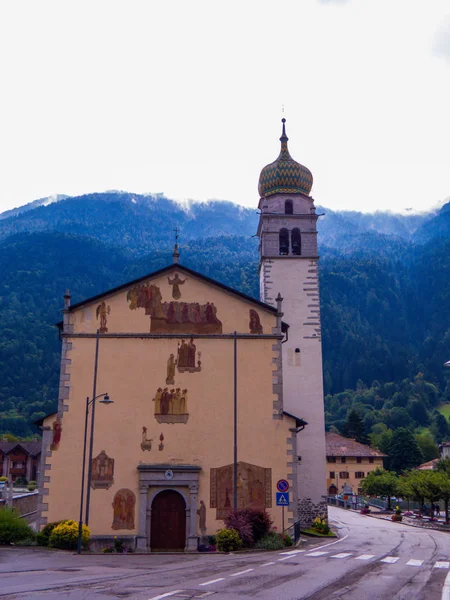 Kyrkan San Vigilio e Martire i Spiazzo, Dolomiterna, Italien — Stockfoto
