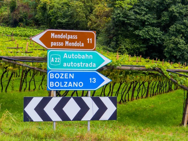 이탈리아 볼차노 근처 이중 언어 표지판 — 스톡 사진