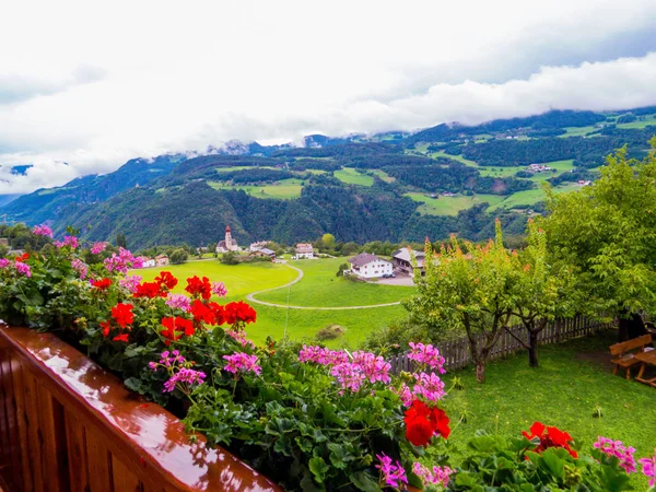 Sant 'osvaldo (st. oswald), castelrotto (kastelruth), dolomiten, italien — Stockfoto