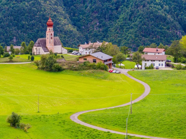 Kirche von sant 'osvaldo (st. oswald), Kastelruth (kastelruth), Dolomiten, Norditalien — Stockfoto