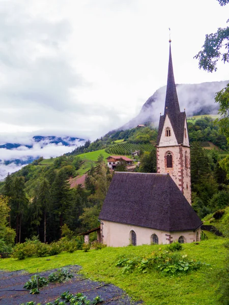 Kyrkan av de fyra heliga evangelister, Sant'Osvaldo, Castelrotto, Dolomiterna, norra Italien — Stockfoto