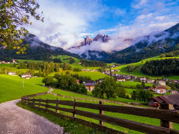 Santa Maddalena (St. Magdalena), Val di Funes, Sydtyrolen, Dolomiterna, norra Italien — Stockfoto