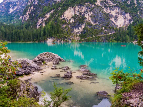 Braies jezero, Jižní Tyrolsko, Dolomity, severní Itálie — Stock fotografie