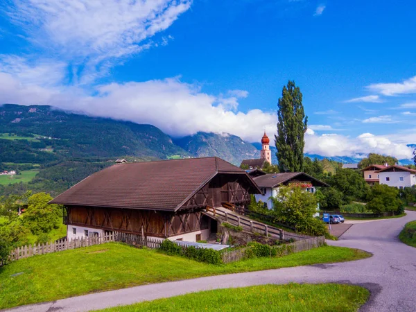 Sant'Osvaldo (St. Oswald), Castelrotto (Kastelruth), Dolomiterna, norra Italien — Stockfoto