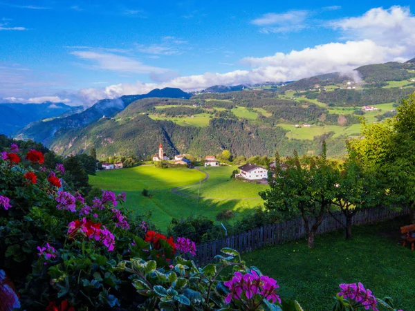 Sant'Osvaldo (St. Oswald), Castelrotto (Kastelruth), Dolomiterna, norra Italien — Stockfoto