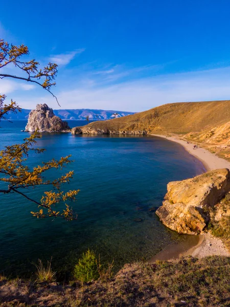 Batu Shamanka, Tanjung Burkhan, Pulau Olkhon, Danau Baikal, Siberia — Stok Foto