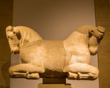 Boğa protomes ile Mermer sermaye, Beyrut Ulusal Müzesi, Lübnan