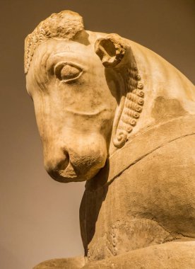 Boğa protomes ile Mermer sermaye, Beyrut Ulusal Müzesi, Lübnan