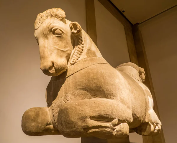 Capital de mármol con protomos de toro, Museo Nacional de Beirut, Líbano — Foto de Stock