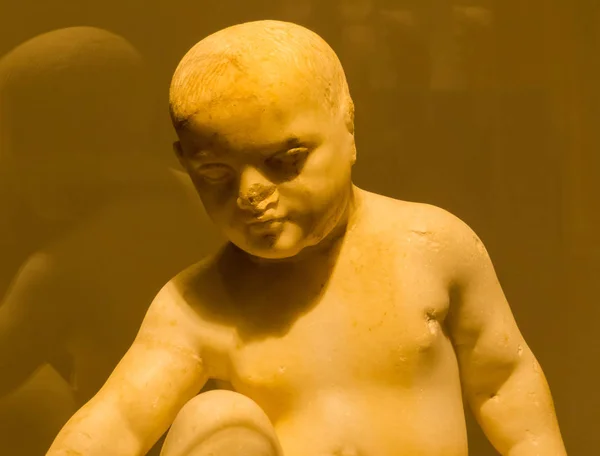 来自黎巴嫩贝鲁特国家博物馆的埃什蒙男孩雕像 — 图库照片