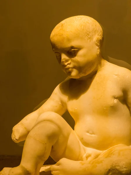 Statue de garçon votive d'Eshmun, Musée national de Beyrouth, Liban — Photo