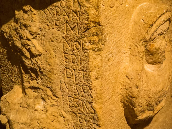 黎巴嫩贝鲁特国家博物馆，有拉丁文铭文的祭坛 — 图库照片