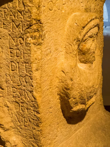 Ołtarz z łacińskimi inskrypcjami, Muzeum Narodowe w Bejrucie, Liban — Zdjęcie stockowe