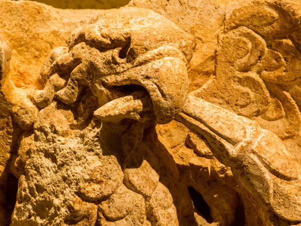 罗马石灰石祭坛与鹰，贝鲁特国家博物馆，黎巴嫩 — 图库照片