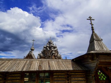 Aziz Petersburg, Rusya 'daki Kutsal Bakire' nin ahşap kilisesinin manzarası.
