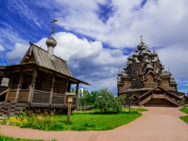 Aziz Petersburg, Rusya 'daki Kutsal Bakire' nin ahşap kilisesinin manzarası.