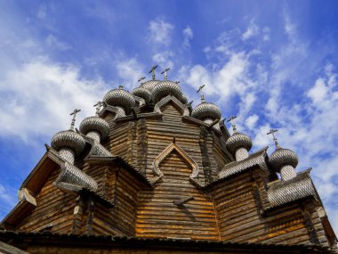 Aziz Petersburg, Rusya 'daki Kutsal Bakire' nin ahşap kilisesinin manzarası.