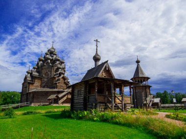 Aziz Petersburg, Rusya 'daki Kutsal Bakire' nin ahşap kilisesinin manzarası.
