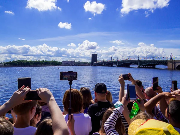 러시아 상트페테르부르크 2020 네바강 둑에서 해군의 기념하는 기념행사를 사람들 스톡 이미지