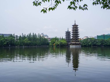 Shan Gölü 'ndeki Güneş ve Ay Pagoda manzarası. Guilin, Çin 'de.