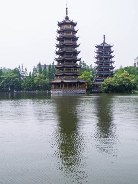 Shan Gölü 'ndeki Güneş ve Ay Pagoda manzarası. Guilin, Çin 'de.