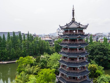 Shan Gölü 'ndeki Güneş ve Ay Pagoda manzarası. Guilin, Çin 'de.