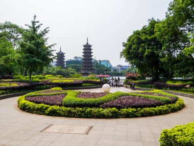 Shan Gölü 'ndeki Güneş ve Ay Pagoda manzarası. Guilin, Çin 'de.